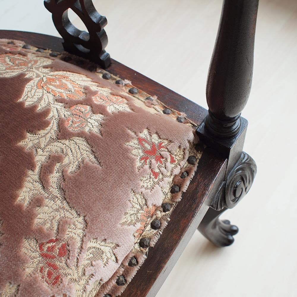 アンティーク アームチェア A 猫脚 鋲 透かし彫り 彫刻 マホガニー材