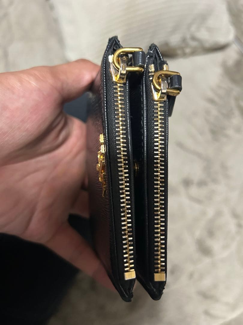PRADA ブラック 二つ折り財布　エピ