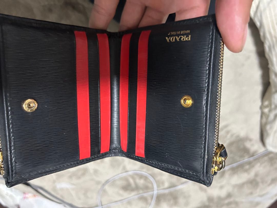 PRADA ブラック 二つ折り財布　エピ