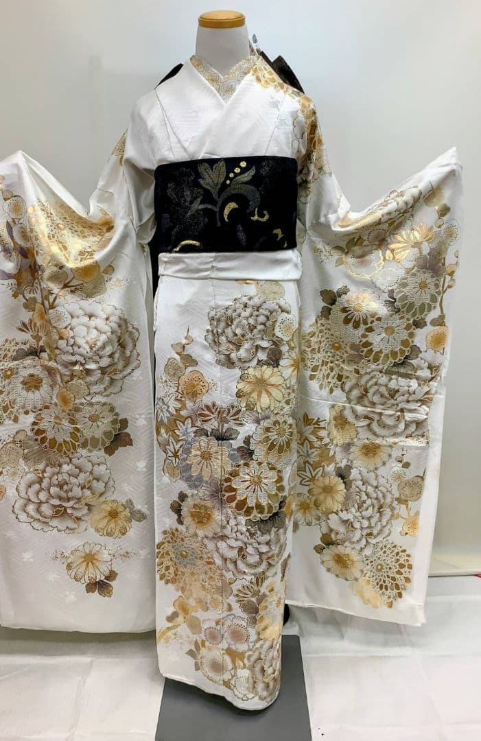 白地　金銀彩加工の上品な梅と菊の振袖フルセット　振袖のみ