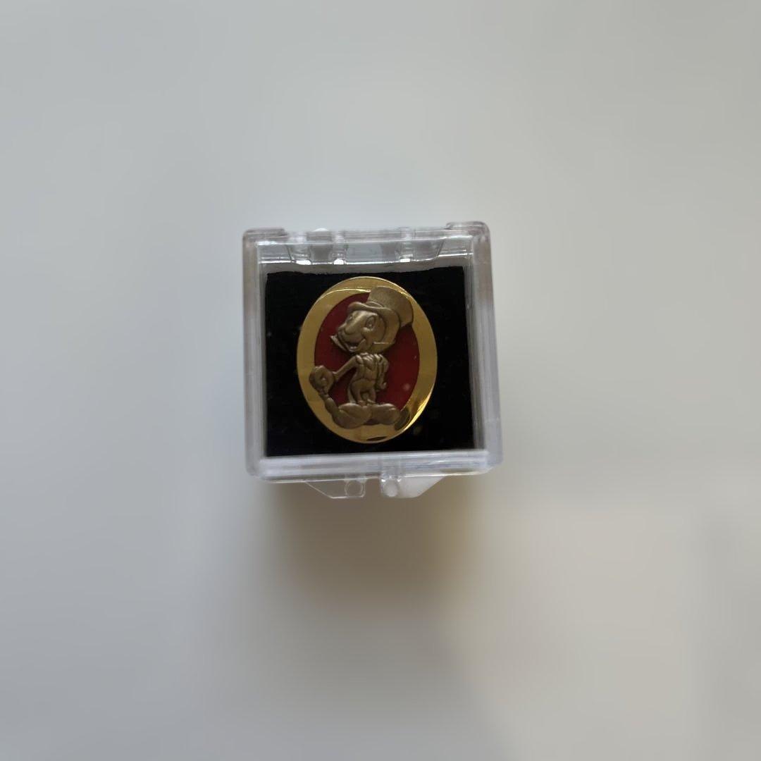 ディズニー　トレーナー　ピン　バッジ