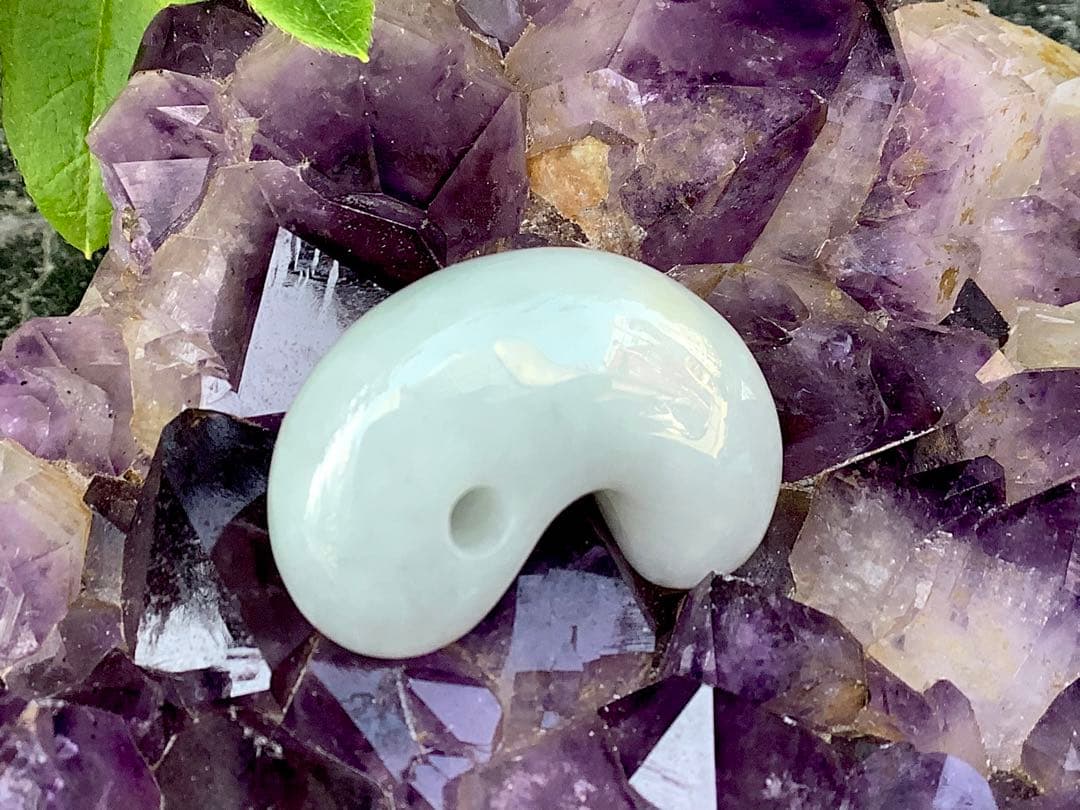 ✳綺麗な御守りです‼️　糸魚川翡翠勾玉　一生物の本物をお持ちください　鑑別書付本物