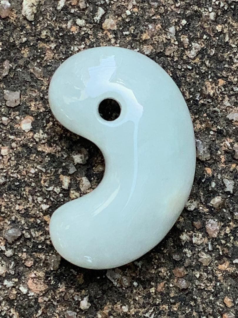 ✳綺麗な御守りです‼️　糸魚川翡翠勾玉　一生物の本物をお持ちください　鑑別書付本物