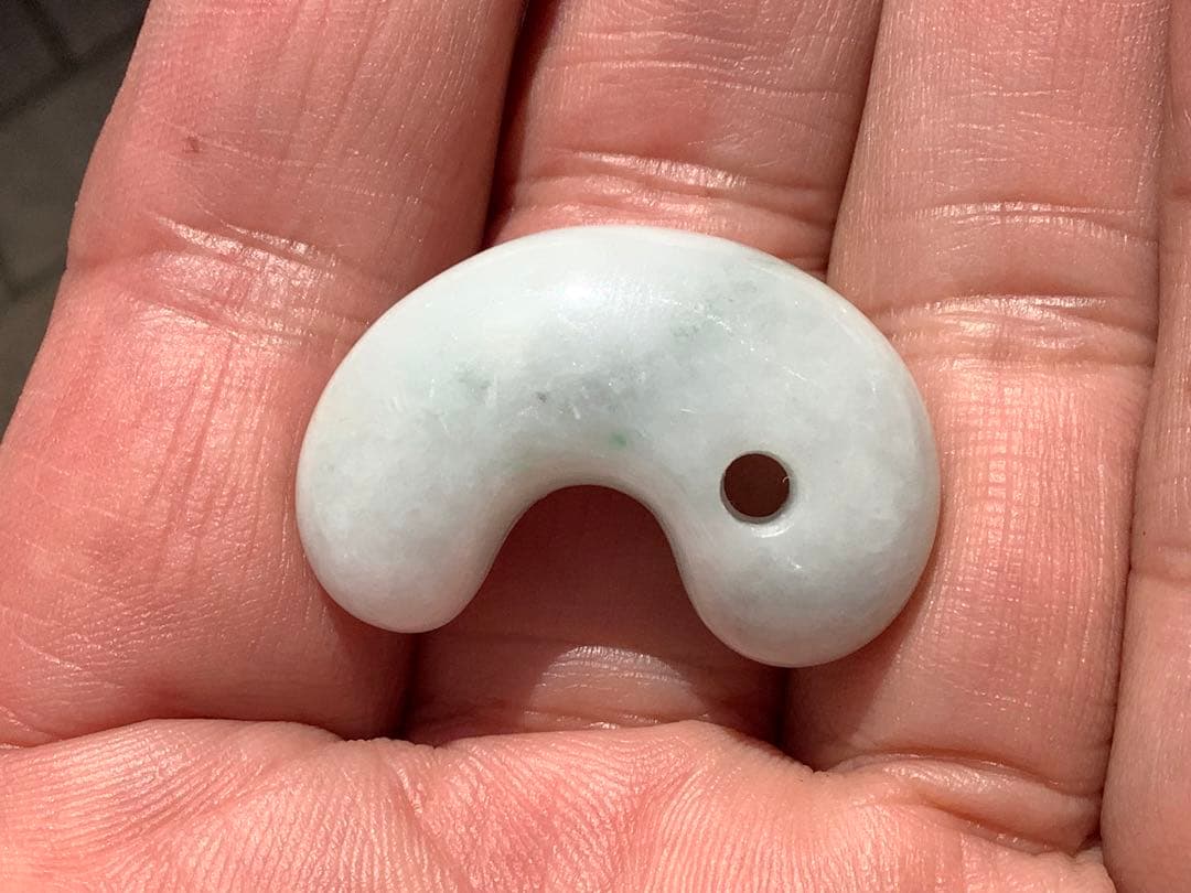 ✳綺麗な御守りです‼️　糸魚川翡翠勾玉　一生物の本物をお持ちください　鑑別書付本物