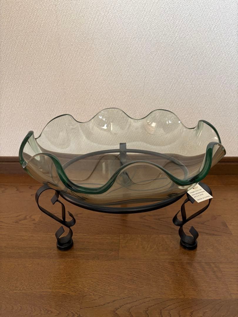 波型ガラスボウル 緑色縁取り 金属スタンド付き