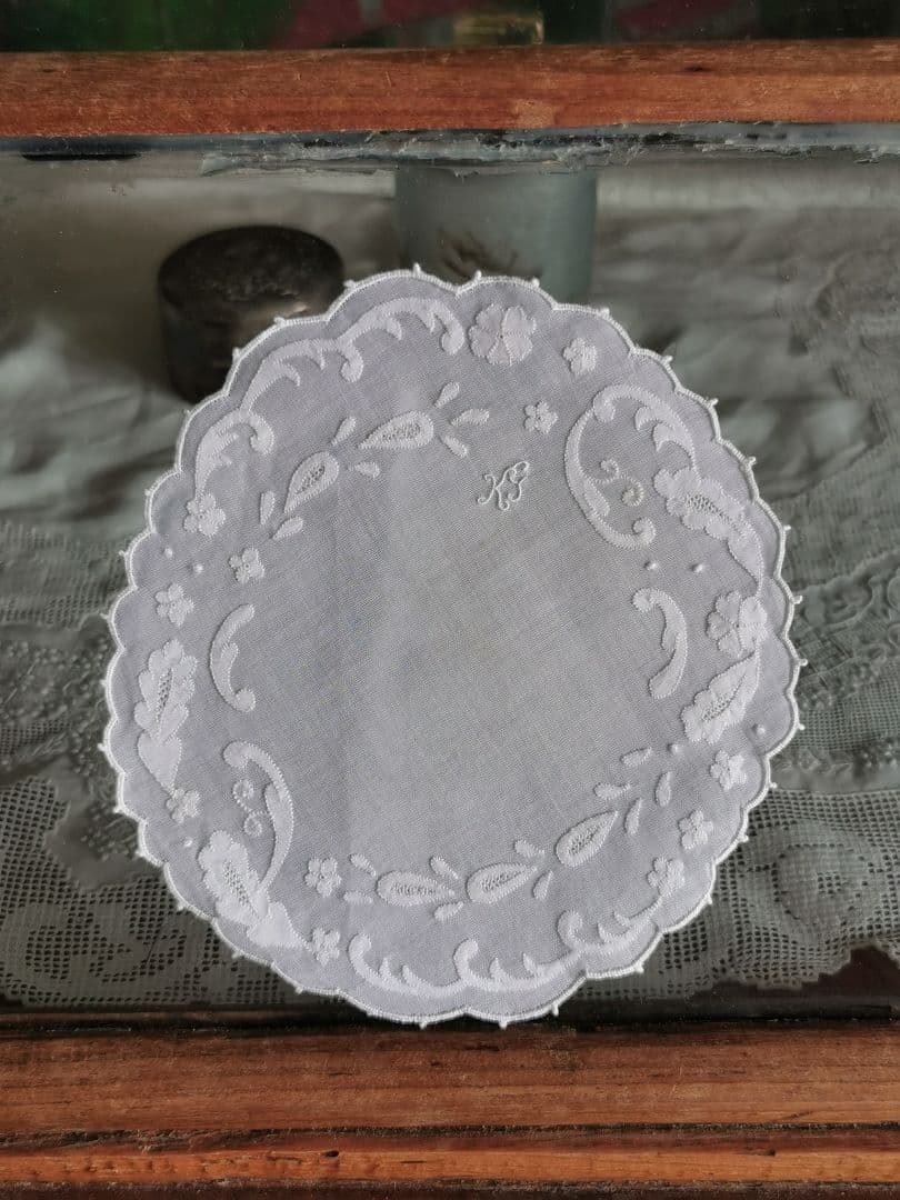 アンティーク シアーなオーガンジードイリー 桜草ペイズリ風アップリケ KJ刺繍