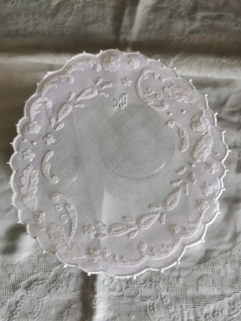 アンティーク シアーなオーガンジードイリー 桜草ペイズリ風アップリケ KJ刺繍