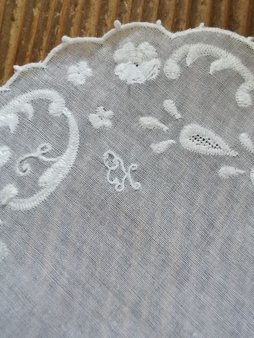 アンティーク シアーなオーガンジードイリー 桜草ペイズリ風アップリケ KJ刺繍