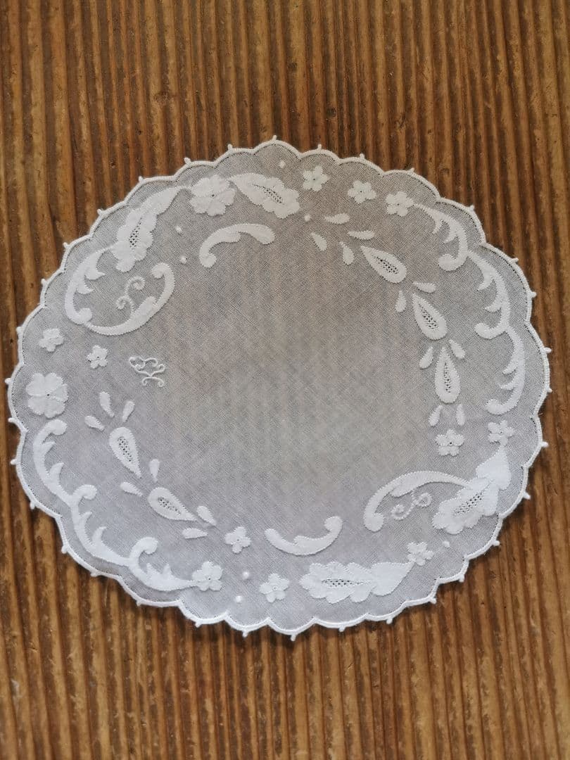 アンティーク シアーなオーガンジードイリー 桜草ペイズリ風アップリケ KJ刺繍