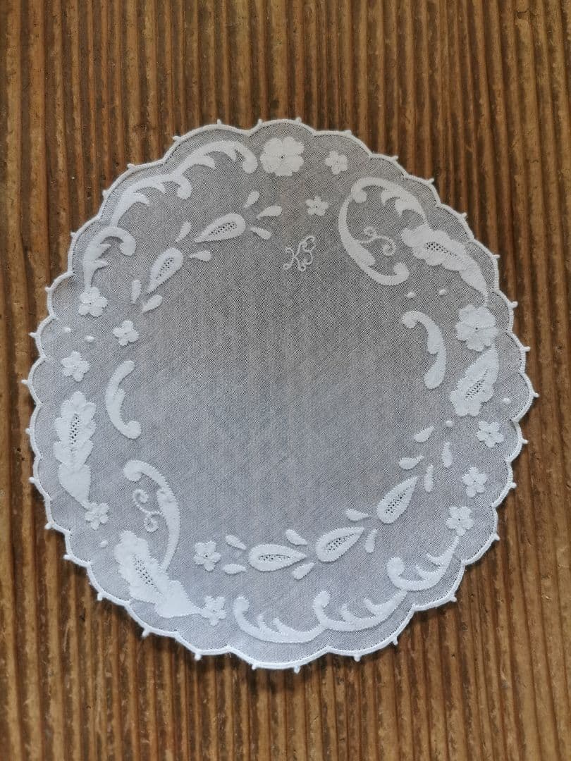 アンティーク シアーなオーガンジードイリー 桜草ペイズリ風アップリケ KJ刺繍