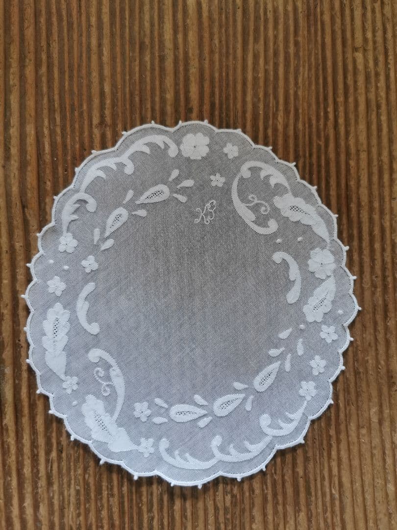 アンティーク シアーなオーガンジードイリー 桜草ペイズリ風アップリケ KJ刺繍