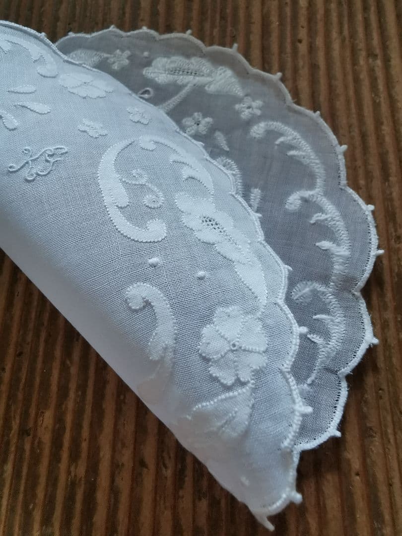 アンティーク シアーなオーガンジードイリー 桜草ペイズリ風アップリケ KJ刺繍