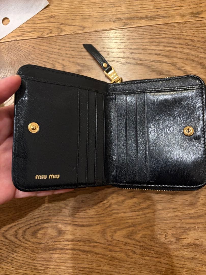 miumiu シンプル二つ折財布　ブラック