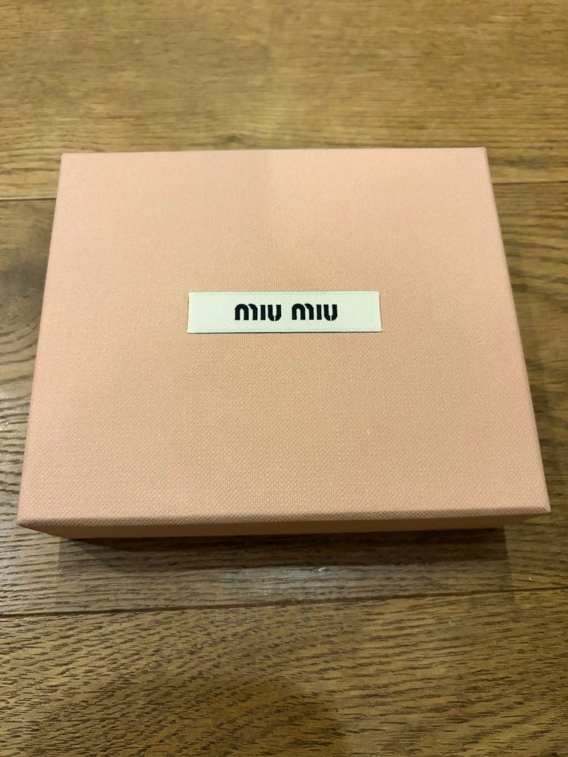 miumiu シンプル二つ折財布　ブラック