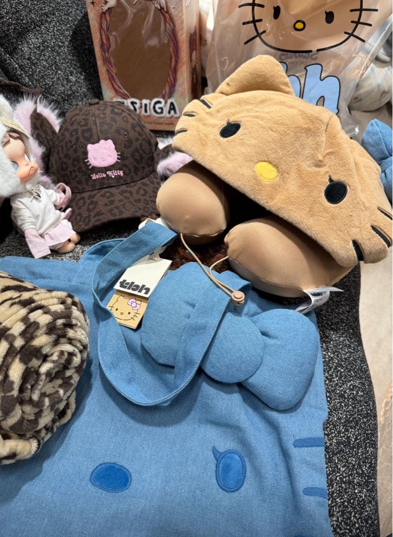 Hello Kitty x TBHトラベルブランケット3点セット新品