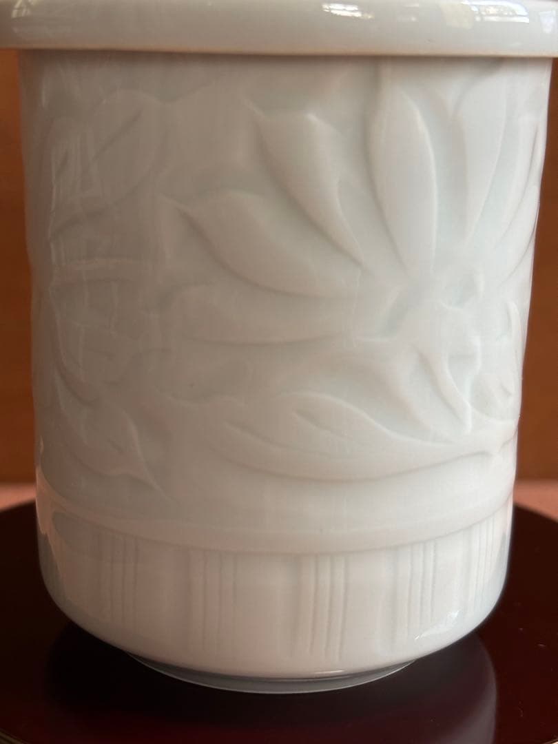 大英博物館日本人初個展鬼才澤田痴陶人作白磁彫刻文牡丹花繋囲垣文蓋付筒碗　未使用