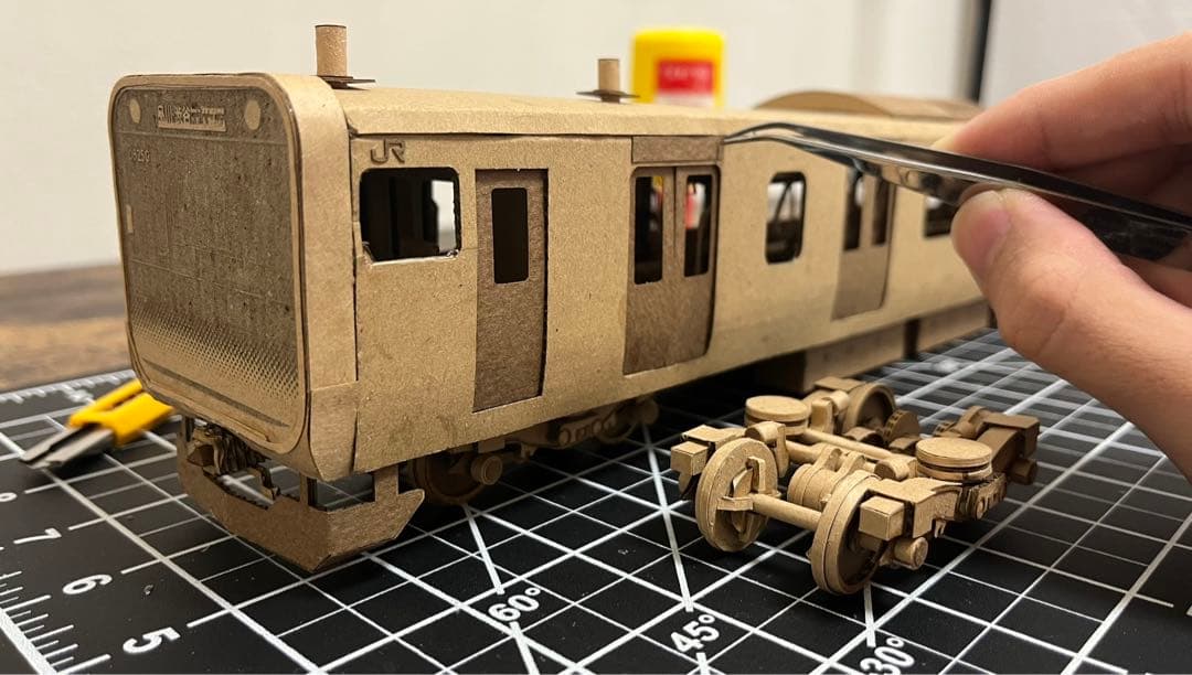 段ボール、紙　山手線E235系