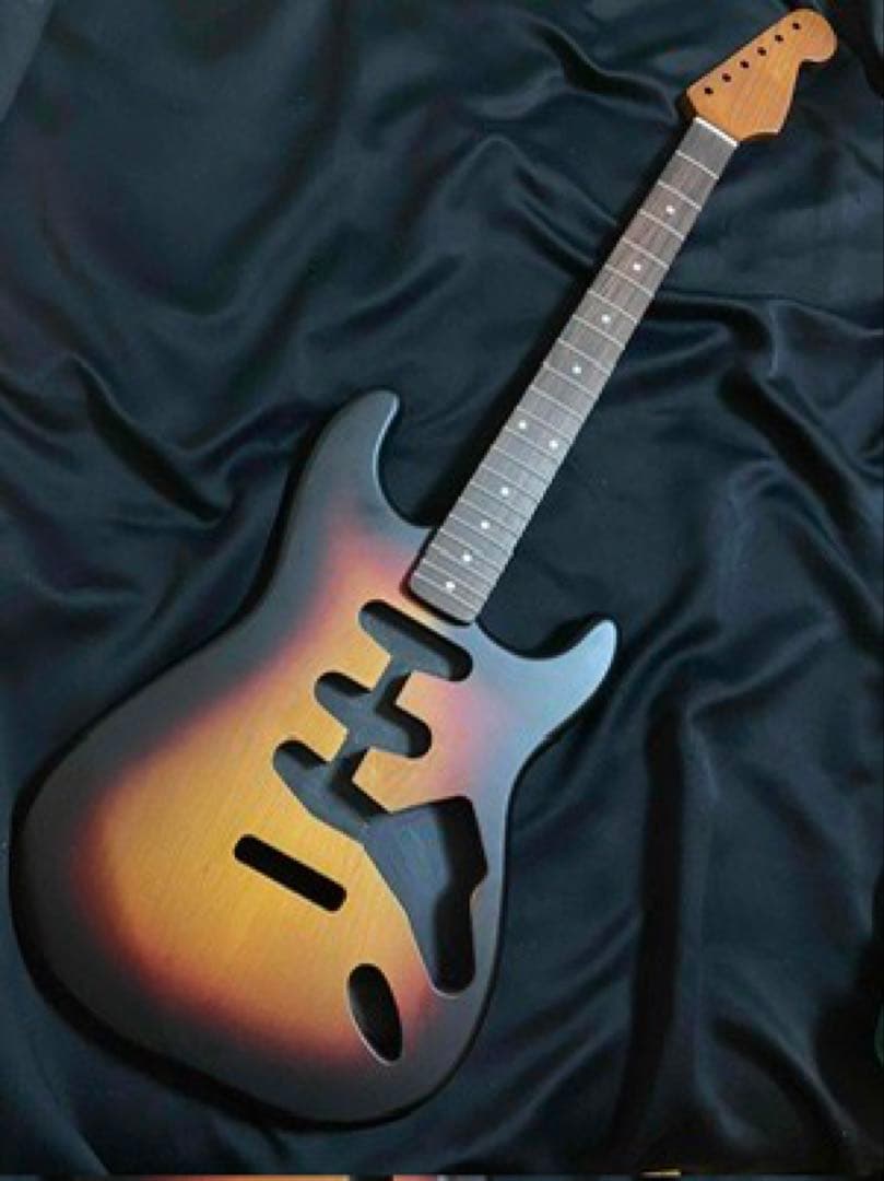 ストラトキャスター サンバーストボディとローストメイプルネックセット打痕の為特価