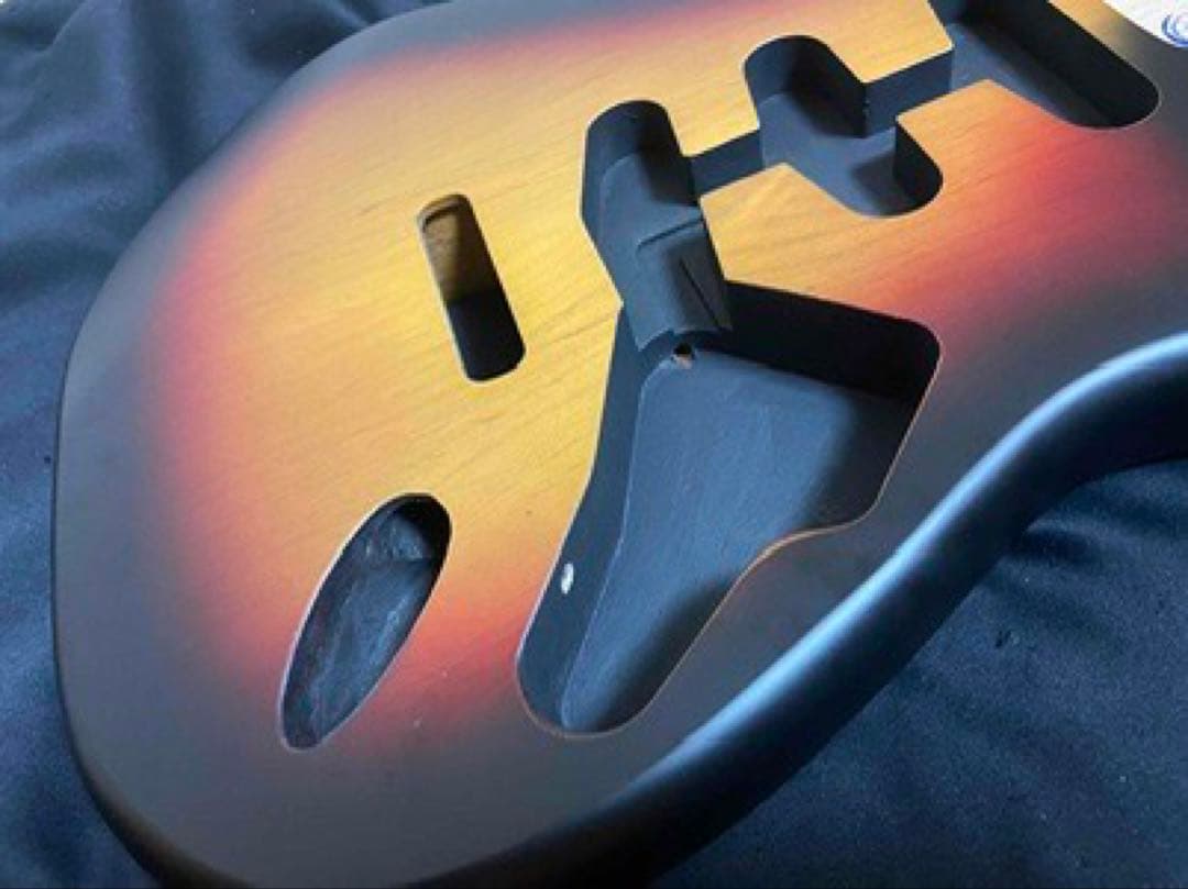 ストラトキャスター サンバーストボディとローストメイプルネックセット打痕の為特価