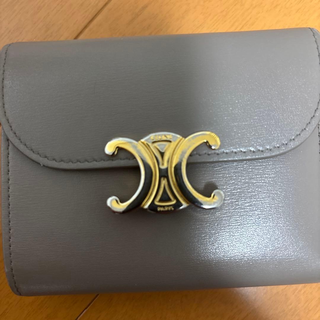 セリーヌ　グレー 二つ折り財布 金色ロゴ付き