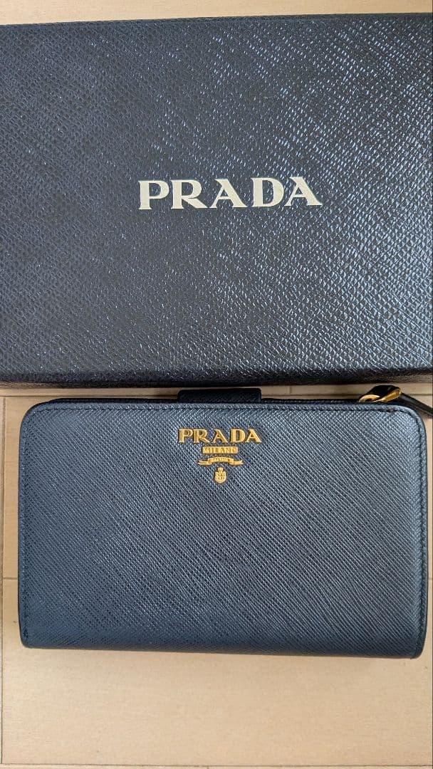 PRADA ネイビーレザー 二つ折り財布