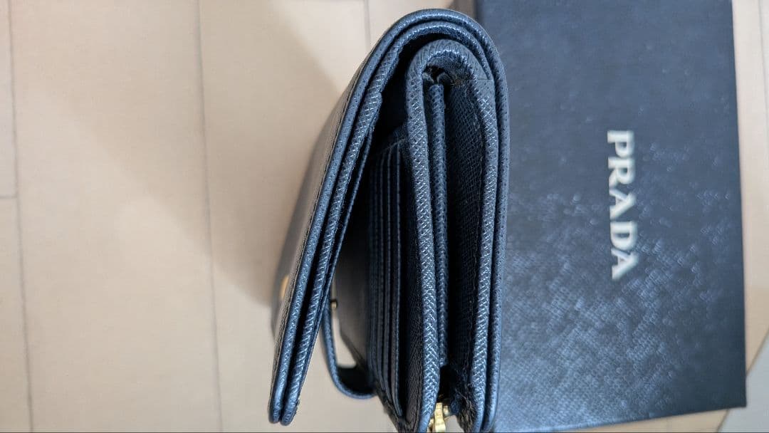 PRADA ネイビーレザー 二つ折り財布