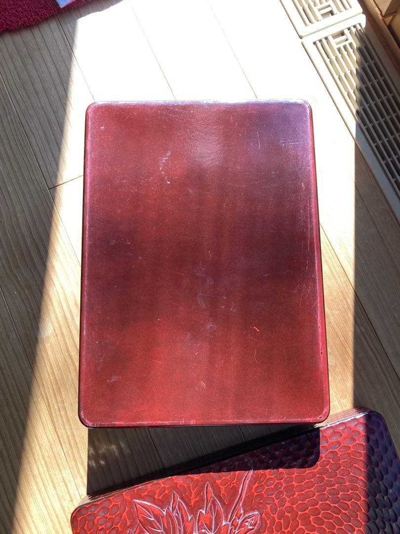 赤い漆器 花彫刻