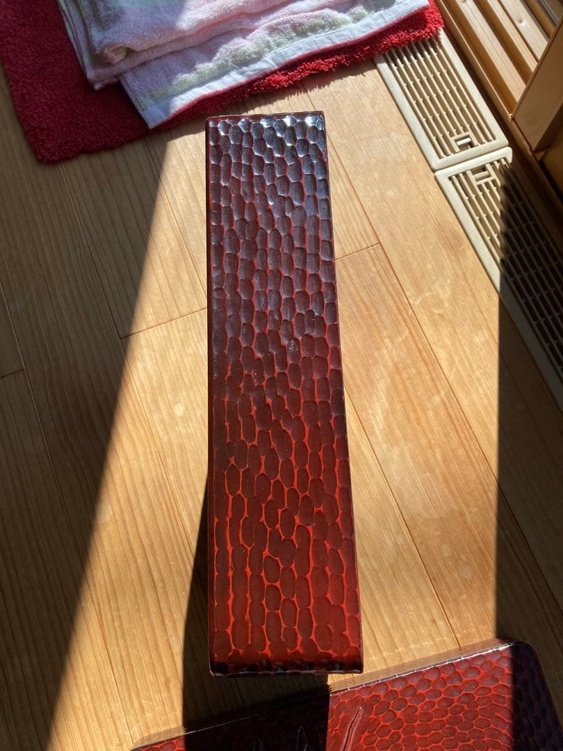 赤い漆器 花彫刻