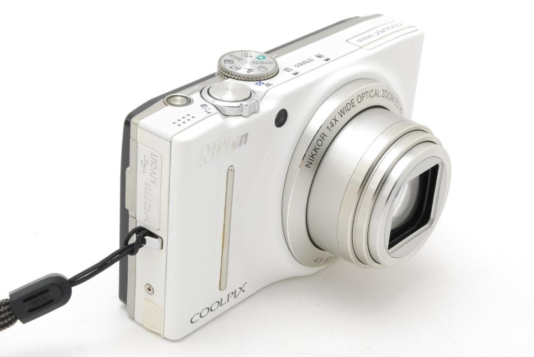 Nikon COOLPIX S8200 本体と付属品