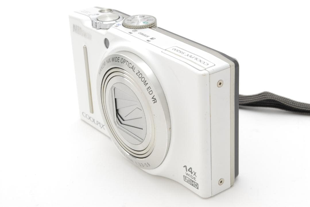 Nikon COOLPIX S8200 本体と付属品