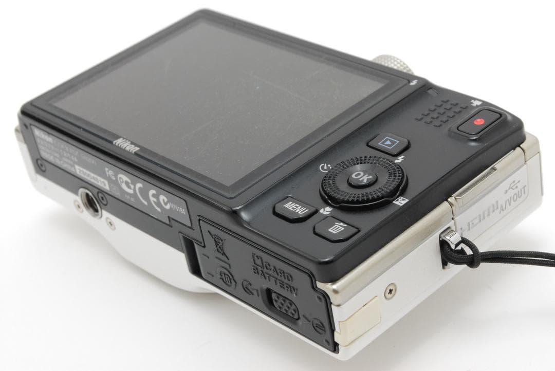 Nikon COOLPIX S8200 本体と付属品