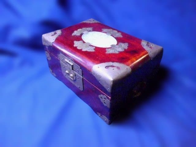翡翠が象嵌された大きめの頑丈な宝石箱です。未使用品。上海製　元箱つき