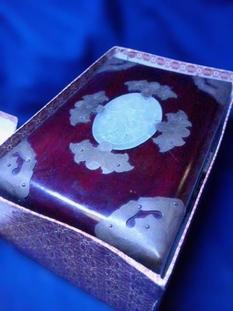 翡翠が象嵌された大きめの頑丈な宝石箱です。未使用品。上海製　元箱つき