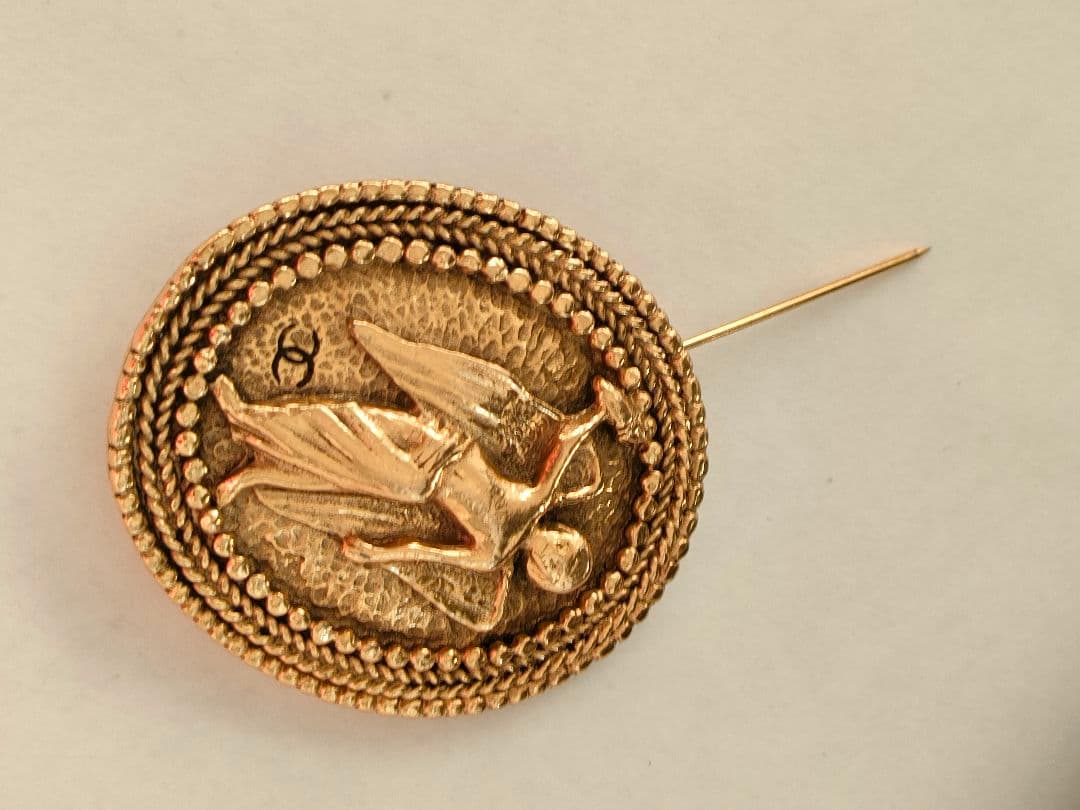 シャネル　エンジェル　ブローチ　ゴールド