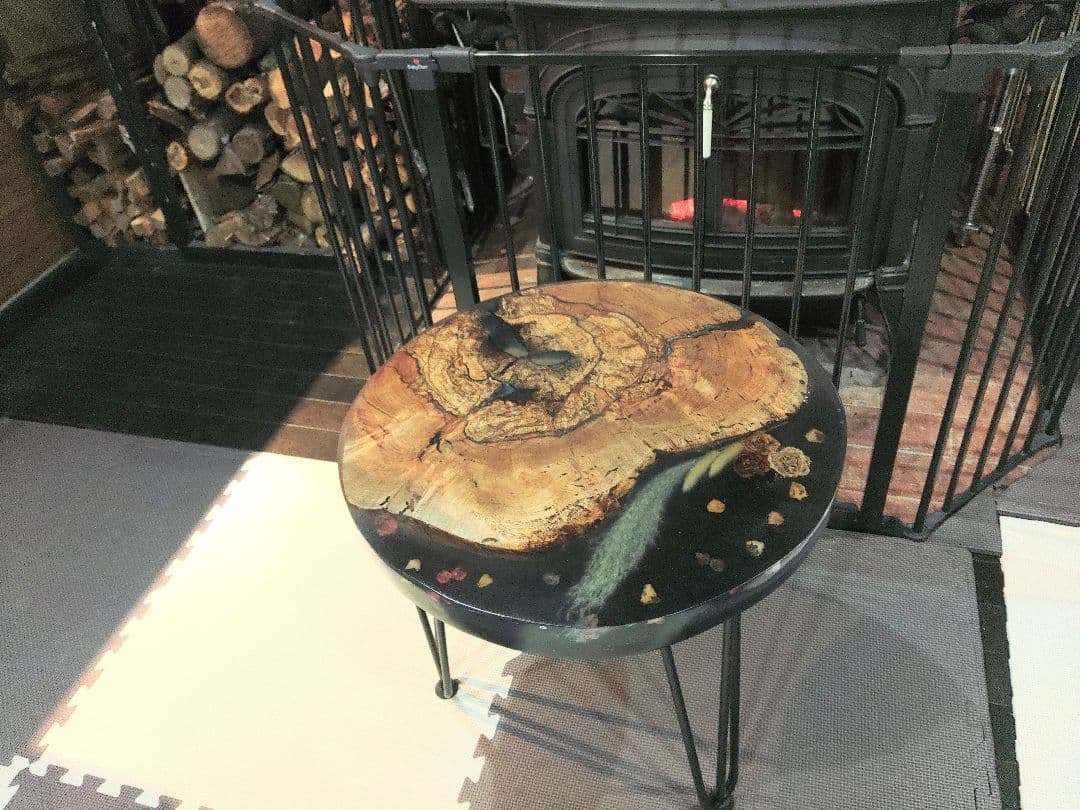 レジンとドライフラワーのテーブル