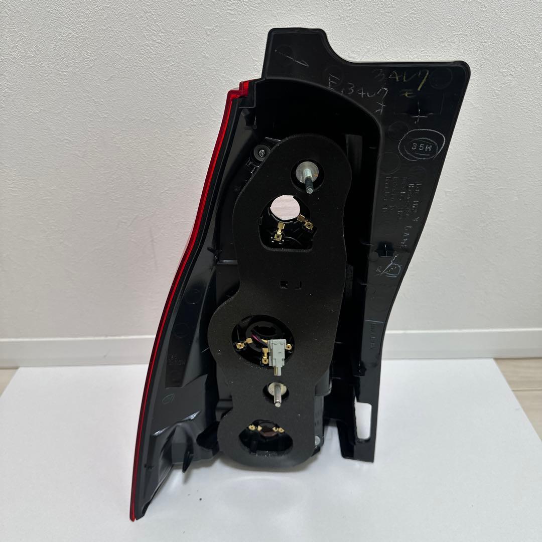 ハイラックスサーフ　純正右側テールレンズ