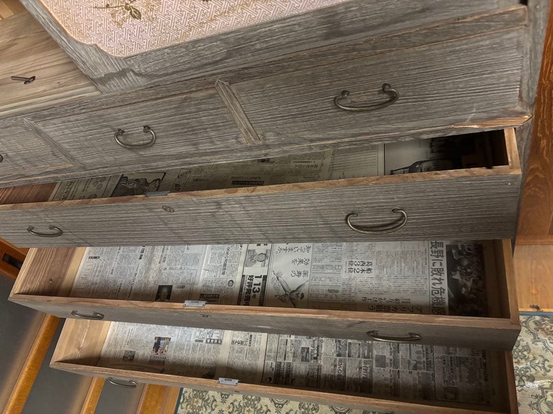 木製家具　 桐箪笥？　伝統的な和風デザイン