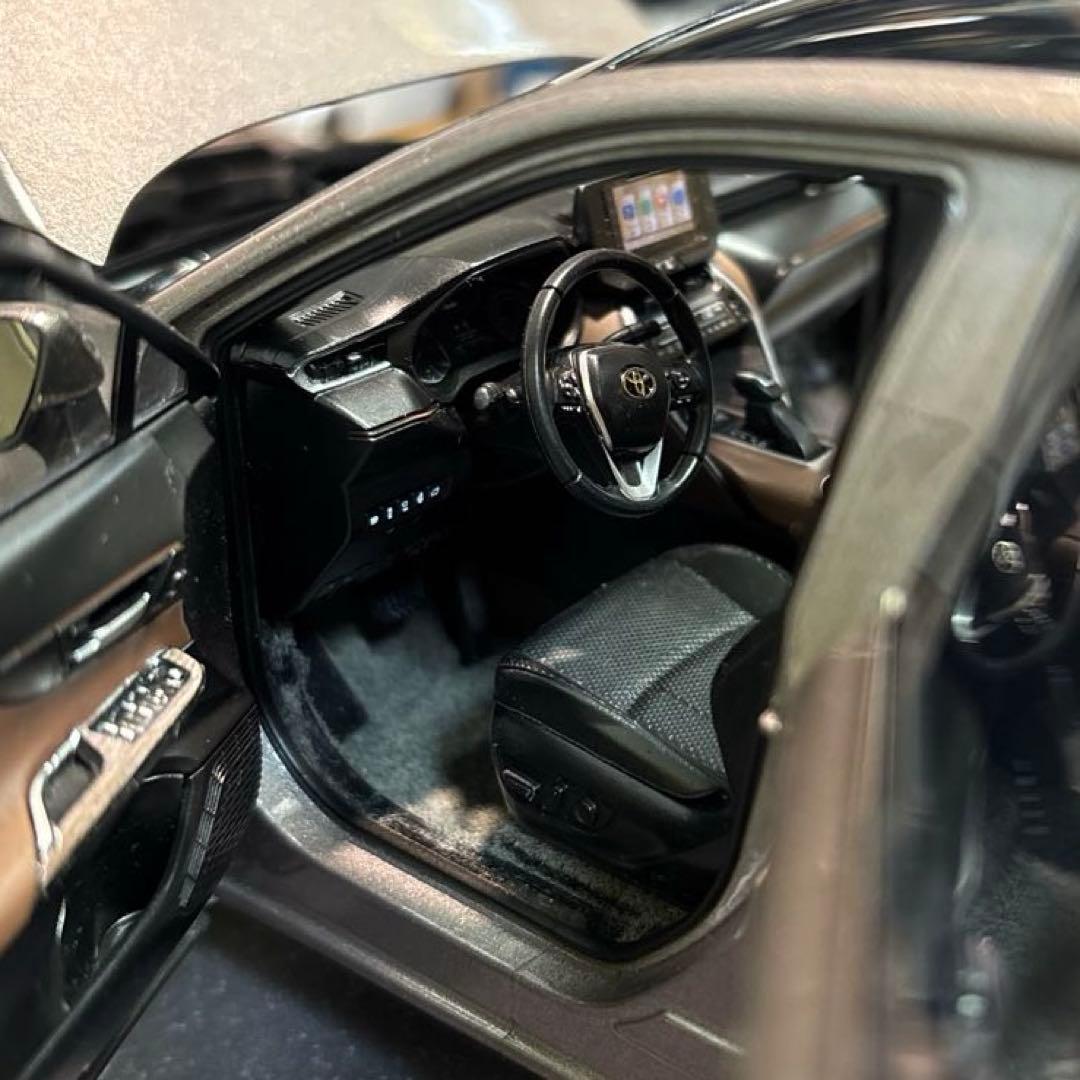 1/18 トヨタ ハリアー スティールブロンドメタリック フル開閉モデル