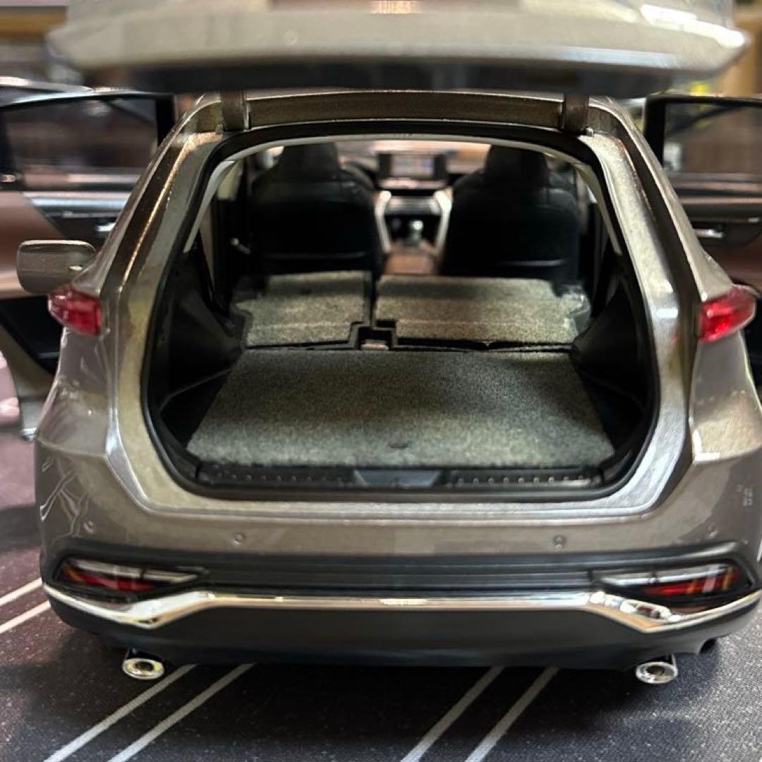 1/18 トヨタ ハリアー スティールブロンドメタリック フル開閉モデル