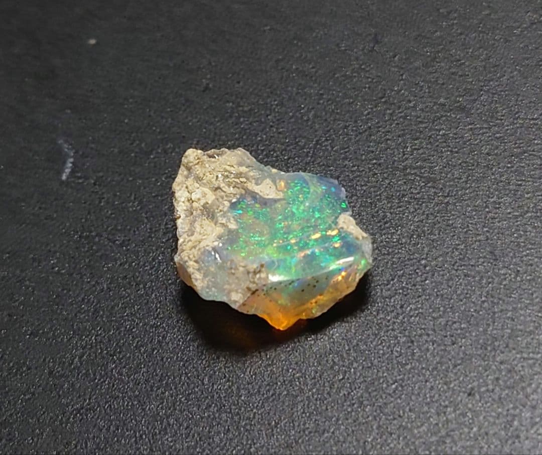 エチオピアウェロ産オパール　ピンファイア　ジュエリー　グレード　鉱物標本　原石