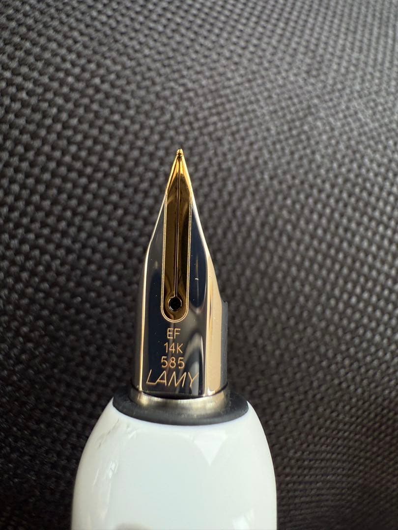 ホワイト 万年筆 スリムデザイン