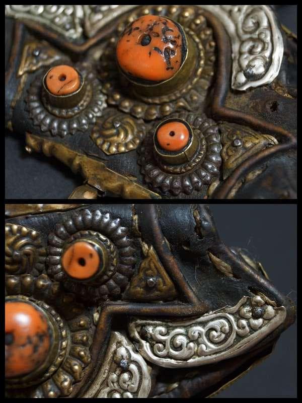 オールドチベット 革製ポーチ財布 古い天然珊瑚象嵌 銀製浮彫り唐草紋 金具装飾