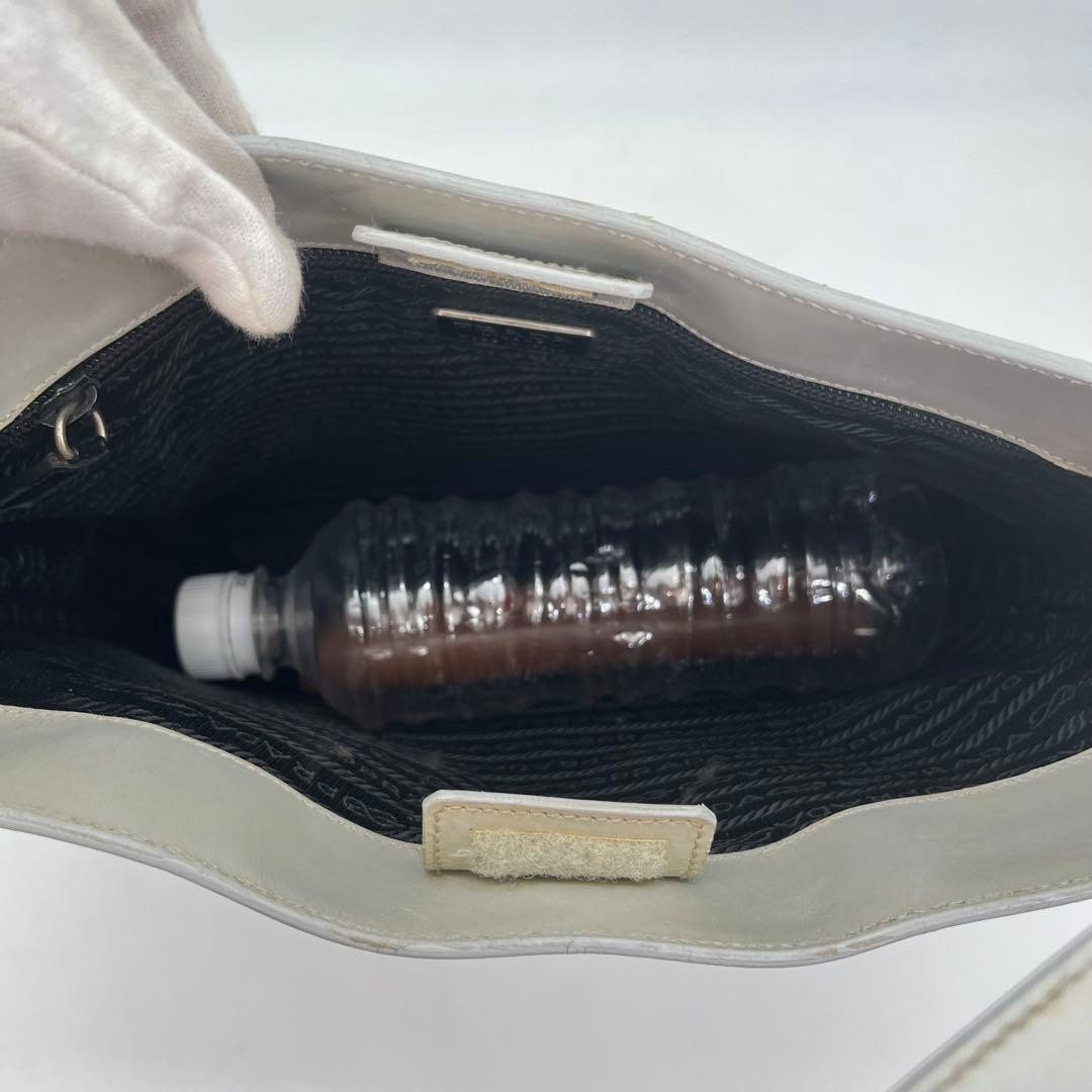 PRADA ワンショルダーバッグ 肩掛け ロゴ金具 カーフレザー オフホワイト