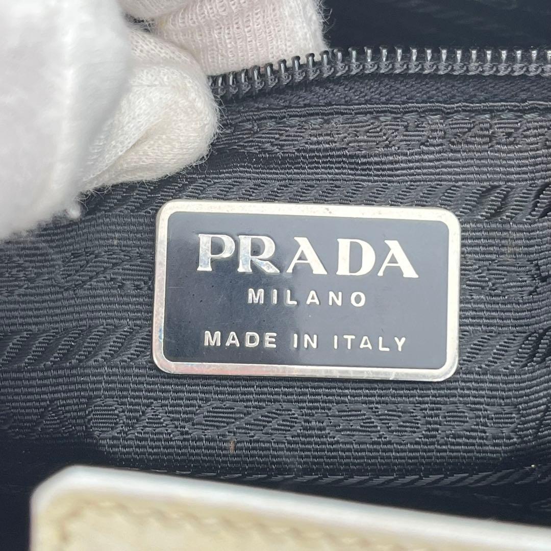 PRADA ワンショルダーバッグ 肩掛け ロゴ金具 カーフレザー オフホワイト