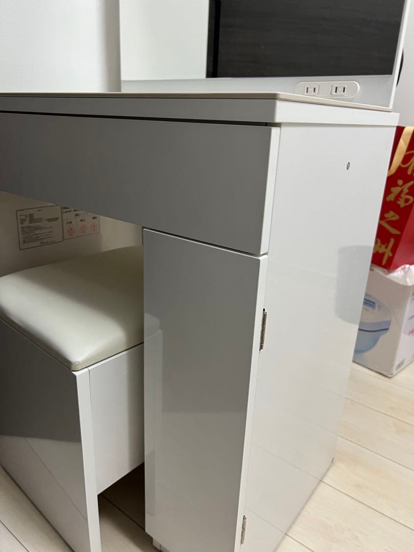 ホワイトドレッサー・鏡台(引き取りの場合は1万円)