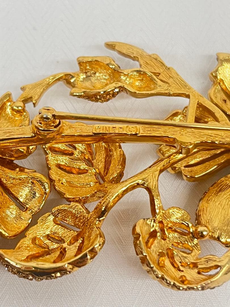 CINER サイナー　ブローチ　花モチーフ　ゴールド