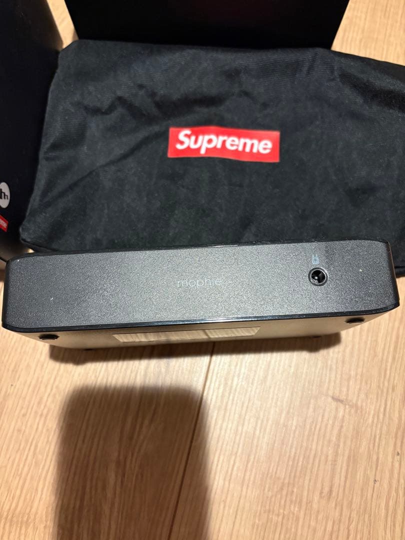 supreme mophie ワイヤレス　パワーステーション　バッテリー