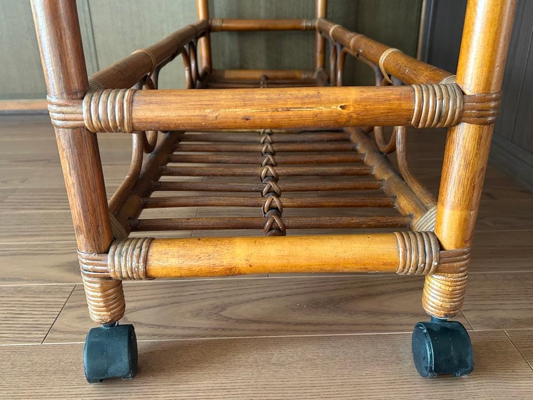 キャスター付きのラタン製2段ラック