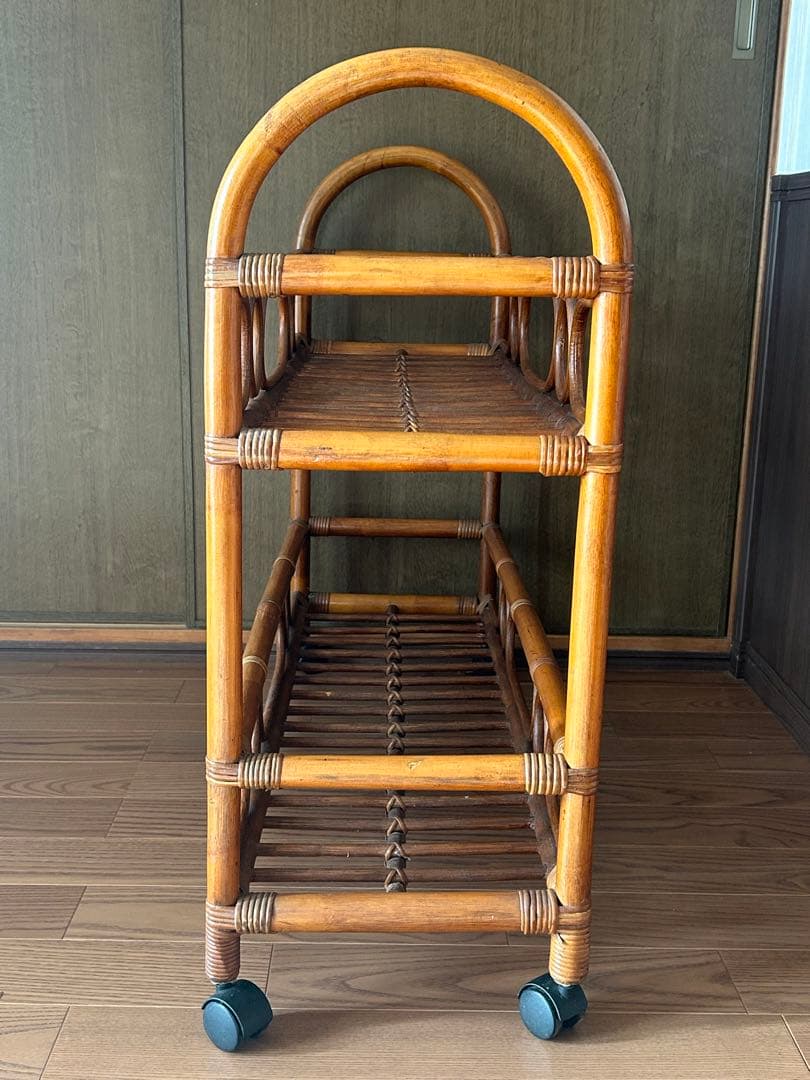 キャスター付きのラタン製2段ラック