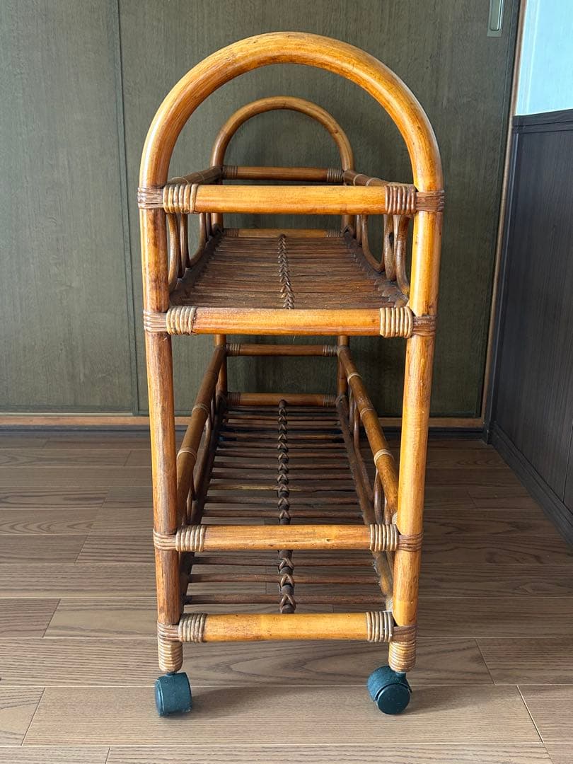 キャスター付きのラタン製2段ラック